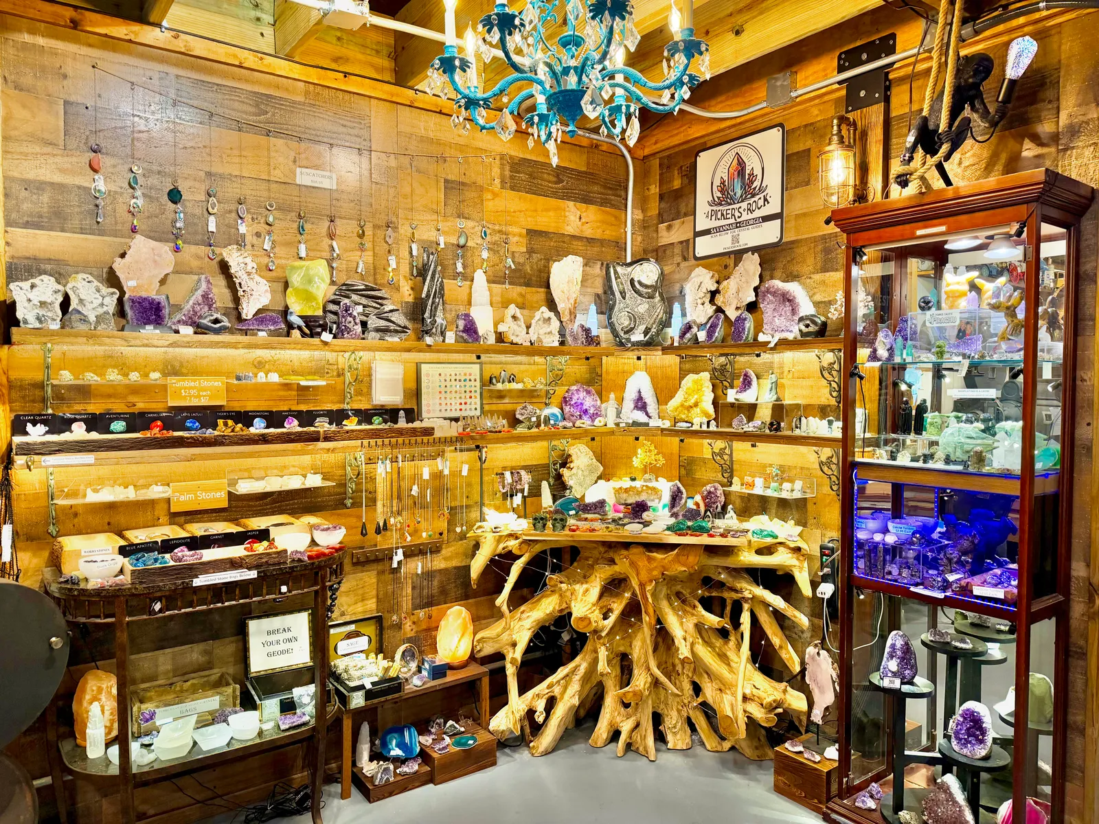 Crystals and minerals in the Picker's Rock booth
